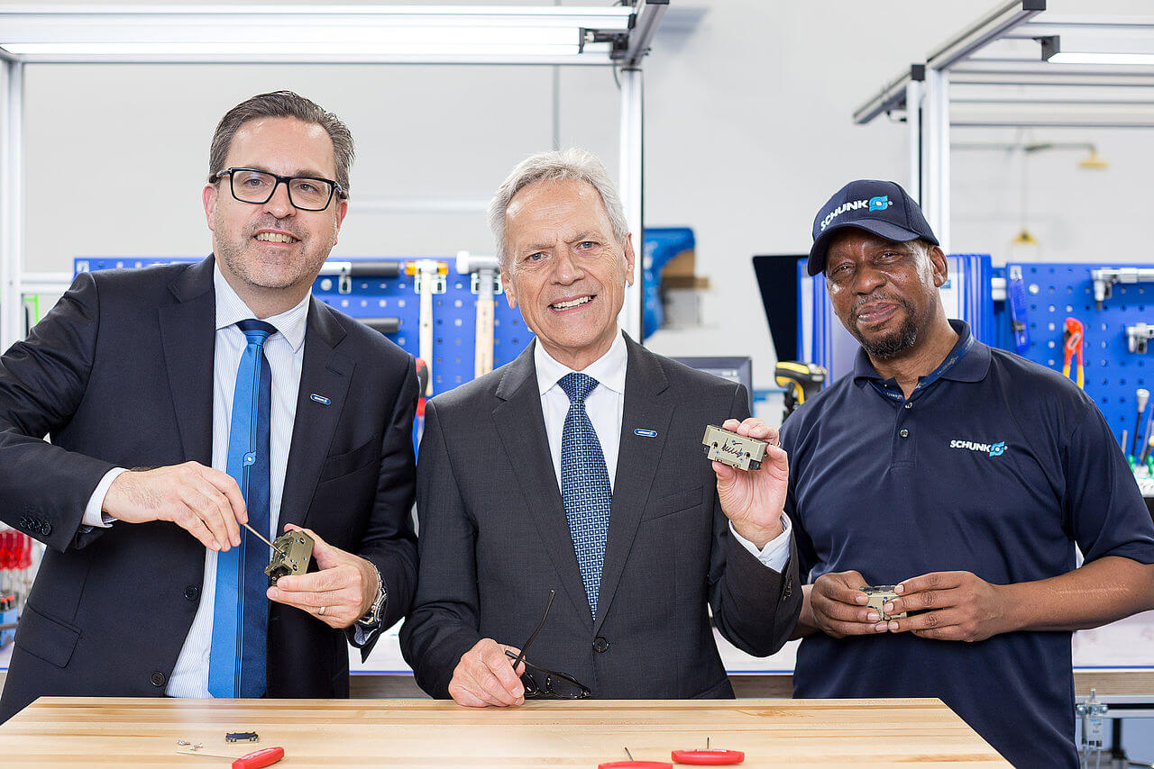 Premiere: The Managing Partner Heinz-Dieter Schunk (center) and his son Henrik A. Schunk, Chief Executive Officer (left) assemble the first SCHUNK gripper at the new premises at the SCHUNK site in North Carolina. Also present: Herbert Bass (right), who has been working for SCHUNK Intec USA for more than 20 years.