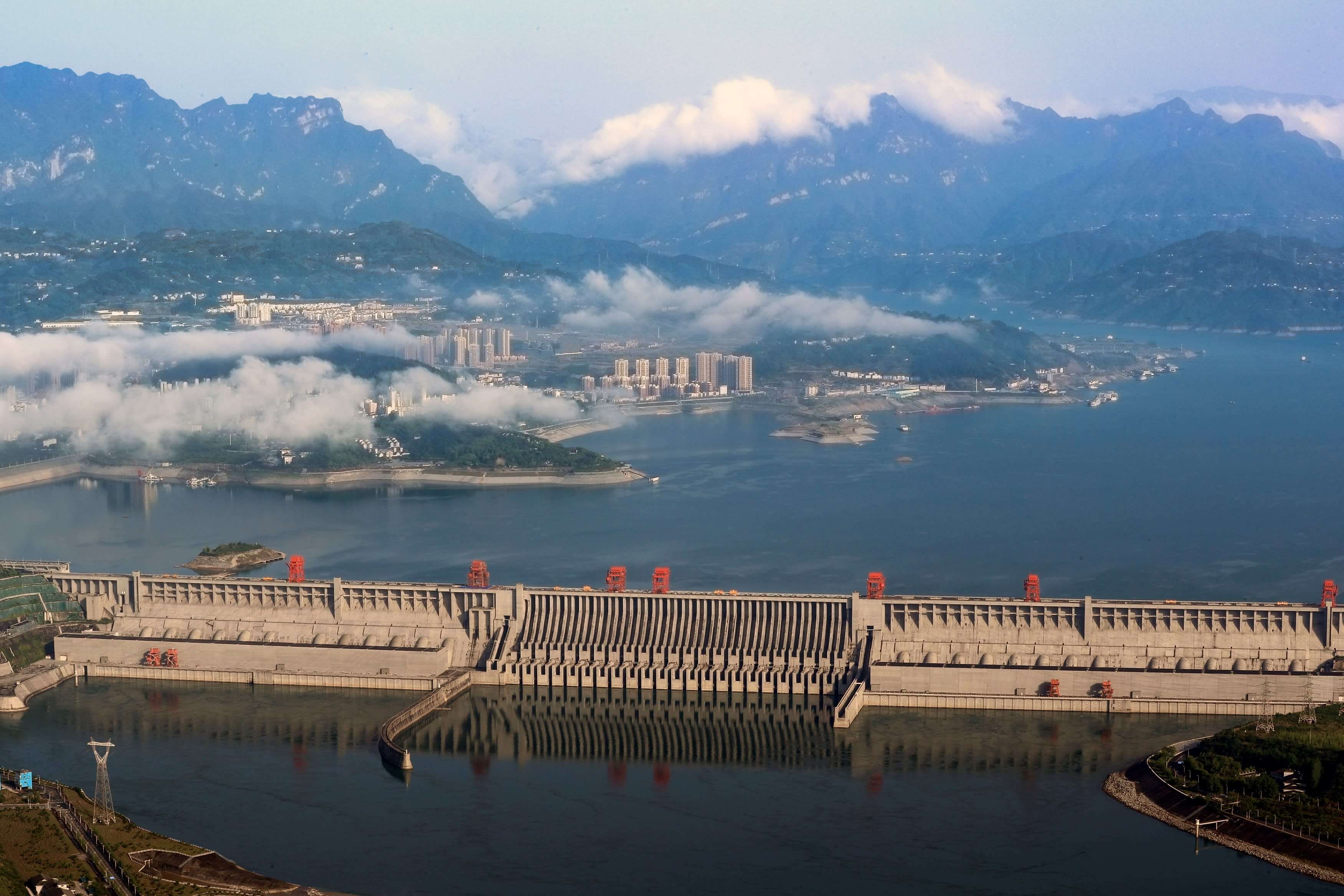 В какой стране крупнейшая гэс. Три ущелья Янцзы. ГЭС три ущелья Китай. ГЭС «три ущелья» («Санься»). Плотина на Янцзы.