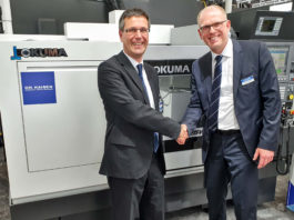 Dr. Dirk Hessel, CEO of Dr. Kaiser, and Andreas Lemaire, Product Manager at Okuma, exhibiting the joint system at EMO Hannover 2019.