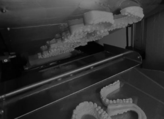 NOVI 3D PRINTER S TEHNOLOGIJOM TRANSPORTNE TRAKE KOJA KORISTI SLA TEHNOLOGIJU